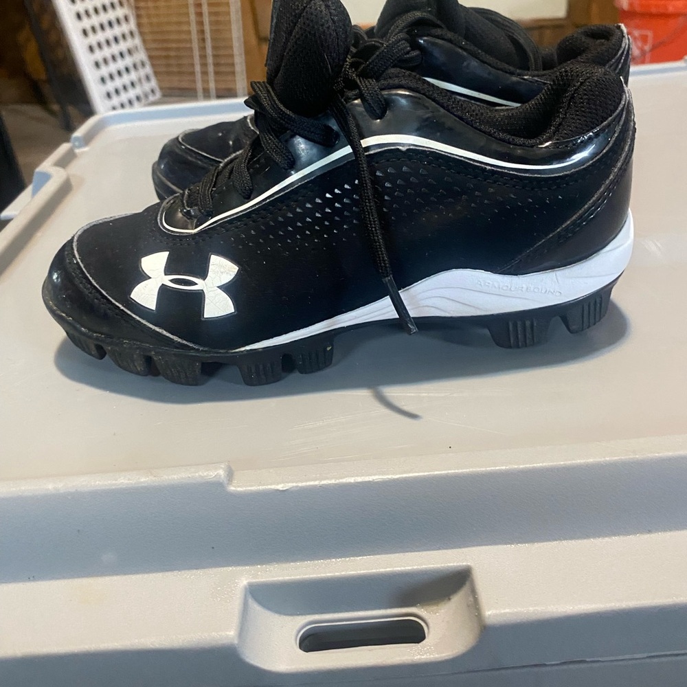 Under Armour boys baseball cleats, like new